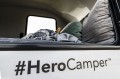 Wnętrze kabiny HeroCamper Ranger The Armstrong – łóżko i wykończenie, ujęcie przy drzwiach