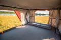 Wnętrze namiotu dachowego Hero Skybox na HeroCamper Ranger The Armstrong – materac i przestrzeń