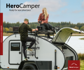 HeroCamper Ranger The Armstrong – namiot dachowy i kuchnia w użyciu, ujęcie rodzinne (lifestyle)