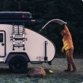 HeroCamper Ranger podnoszenie klapy sekcji kuchennej w plenerze - zdjęcie lifestyle