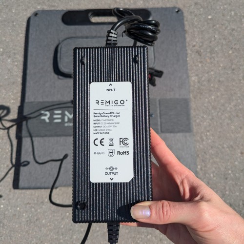 Ładowarka-solarna-regulator-ładowania-Remigo.jpg