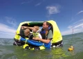 EPIRB1 przy tratwie ratunkowej na morzu – bezpieczeństwo załogi