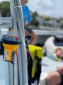 EPIRB3 Ocean Signal zamocowana na jachcie — szybki dostęp do aktywacji.