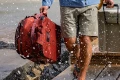 Eagle Creek Gear Warrior XE – ujęcie lifestyle w mokrym środowisku, odporność na zachlapania (ujęcie poglądowe)