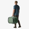 Eagle Creek Gear Warrior XE 27 – Jungle Green, ujęcie lifestyle: noszenie w dłoni za uchwyt