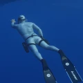 Zestaw-do-mocowania-skuterow-Lefeet-P1-P1XR-P1Lite-na-nogach-lifestyle.webpLEFEET P1 — zastosowanie pod wodą; freediver z dwoma skuterami na nogach, pływanie hands-free z płetwami