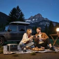 Stacja zasilania Anker SOLIX C1000 gen2 - zdjęcie lifestyle - para wieczorem na samochodowym kempingu