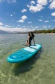 Pływanie na desce SUP Aqua Marina Breeze 2026 na płytkiej, zielonej wodzie