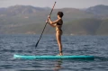 DSC09093.webp – Kobieta na desce SUP Aqua Marina Breeze na tle gór