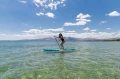 Jazda na desce SUP Aqua Marina Breeze na płytkiej, zielonej wodzie