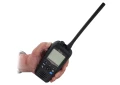 Radiotelefon VHF ICOM IC-M94DE AIS DSC GPS trzymany w dłoni, ujęcie produktowe