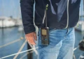ICOM IC-M94DE radiotelefon VHF morski AIS/DSC przypięty do paska na pokładzie jachtu