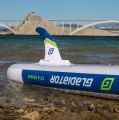 deska sup Gladiator Origin 10.6 – statecznik i bok deski w wodzie, ujęcie lifestyle przy brzegu
