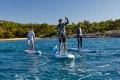 deska sup Gladiator Origin 10.6 – pływanie na SUP w grupie, trzy osoby na wodzie podczas rekreacyjnego paddleboardingu