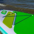 deska sup Gladiator Origin 10.8 SC – zbliżenie bagażnika z linkami na rufie, ujęcie na plaży przy linii wody