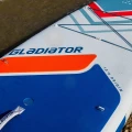 deska sup Gladiator Origin 10.8 Rental – detal pokładu z padem EVA (niebiesko-pomarańczowym), uchwyty D-ring i grafika serii Origin