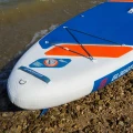 deska sup Gladiator Origin 12.6T Rental – detal dziobu na plaży, bungee i zawór