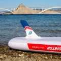 sup touring Gladiator Origin 12.6T – statecznik centralny i rufa, ujęcie na plaży