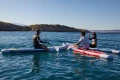 sup touring Gladiator Origin 12.6T, wersja Combo z D-ringami do siedziska kajakowego – ujęcie w akcji na wodzie