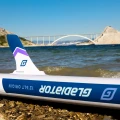 Gladiator Origin 12.6LT Light – statecznik centralny i bok deski SUP, ujęcie na brzegu