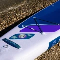 Pompowana deska SUP Gladiator Origin 12.6LT Light – dziób z bungee, zawór i pokład, ujęcie na plaży