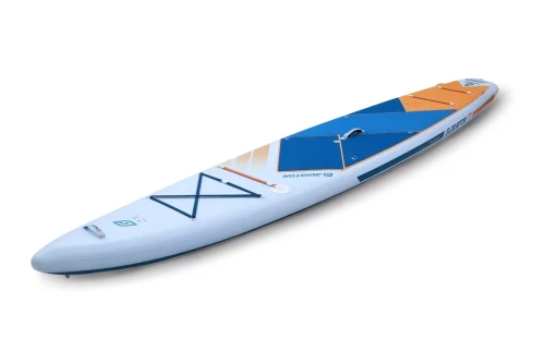 Deska SUP touring Gladiator Elite 14'0T 2026 – ujęcie produktu pod kątem, widok pokładu i bungee na dziobie