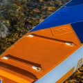 Gladiator Elite 14'0T – zbliżenie rufy, pomarańczowy deckpad i zawór/elementy na desce SUP