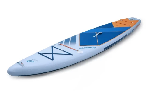 Gladiator Elite 12'6T Touring – deska SUP pod kątem, widoczny pokład i linki bagażowe