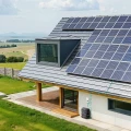 magazyn energii do fotowoltaiki BLUETTI Apex 300 przy domu z panelami PV