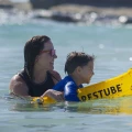 dziecko-z-bojka-asekuracyjna-restube-kids-w-wodzie.webp