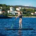 Deska SUP Jobe Duna 11.6 Blue na wodzie – boczne ujęcie podczas pływania