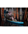 04-deska-sup-bass-trinity-13-8-z-uzytkownikami-w-showroomie.webp