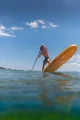 dynamiczna jazda na desce SUP Aqua Marina Fusion widziana z poziomu wody