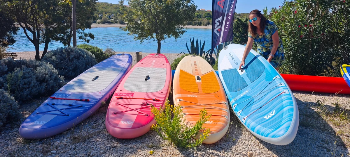 deski SUP Aqua Marina Coral, Halo i Airo na plaży w Chorwacji podczas testów sprzętu