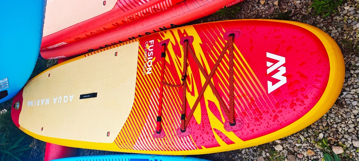 pokład deski SUP Aqua Marina Fusion 2026 z mokrym antypoślizgiem po testach w Chorwacji