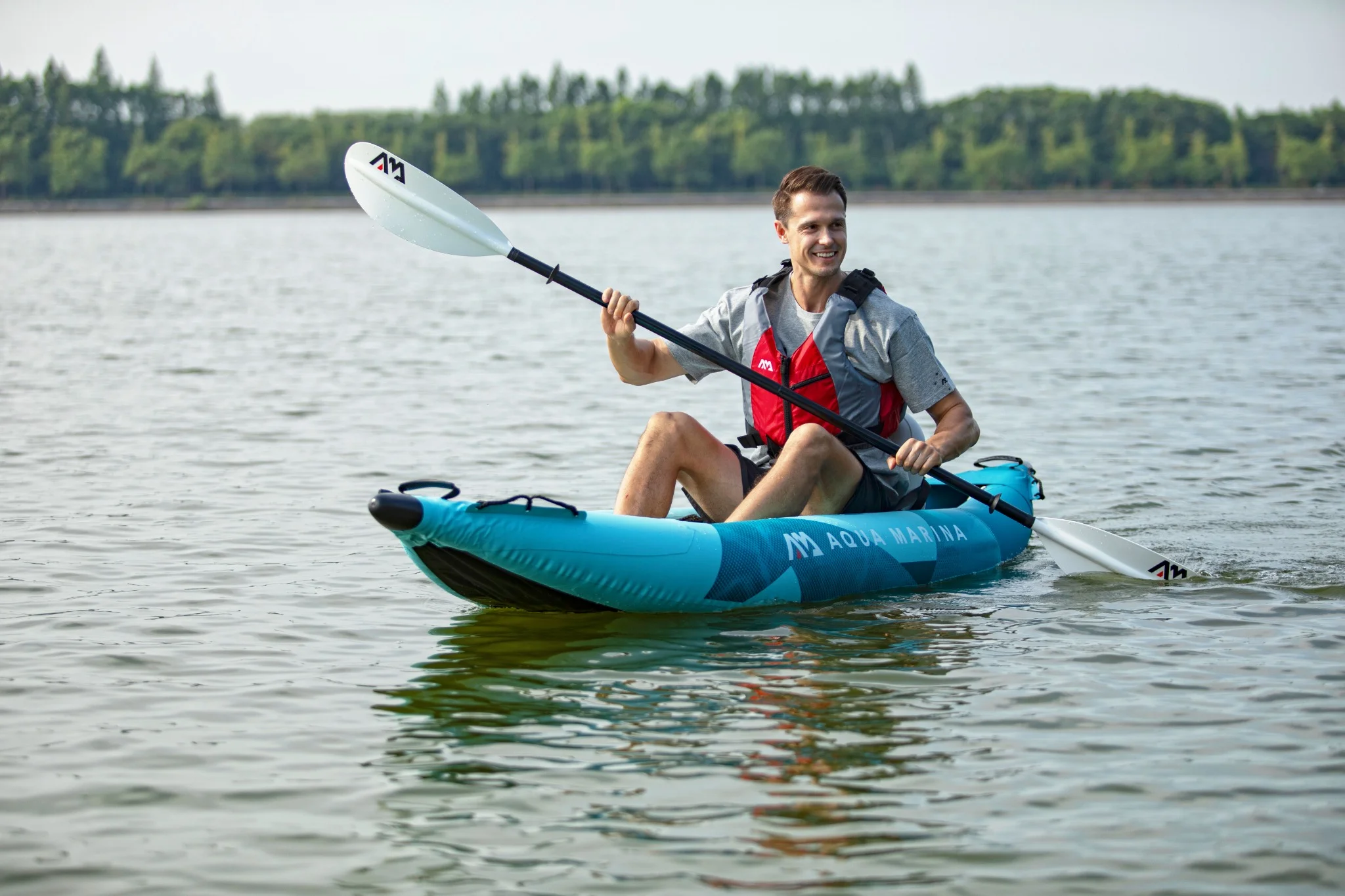 Chłopak w Kajaku jednoosobowy Betta 312cm Aqua Marina