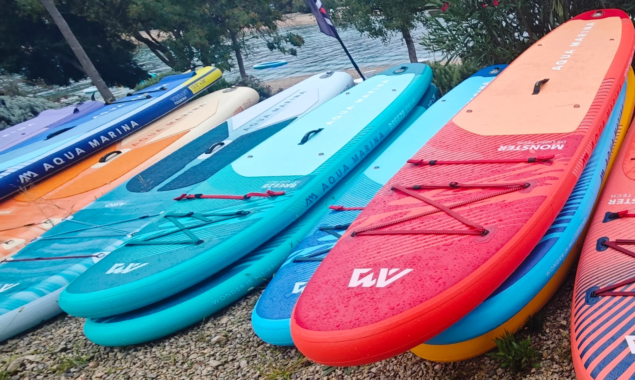 pokład deski SUP Aqua Marina Monster 2026 – EVA PATTERN, RED STRAP i mocowania Seat D-Ring