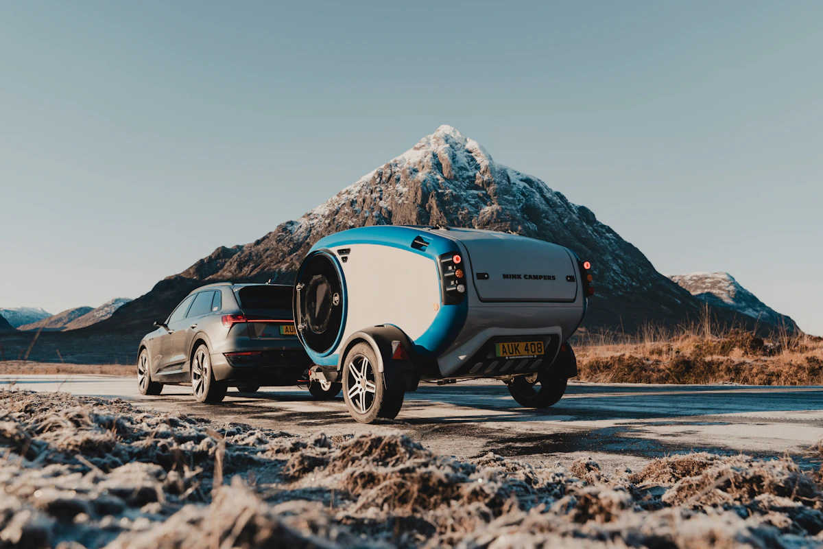 audi-z-przyczepa-mink-campers-na-tle-gor.
