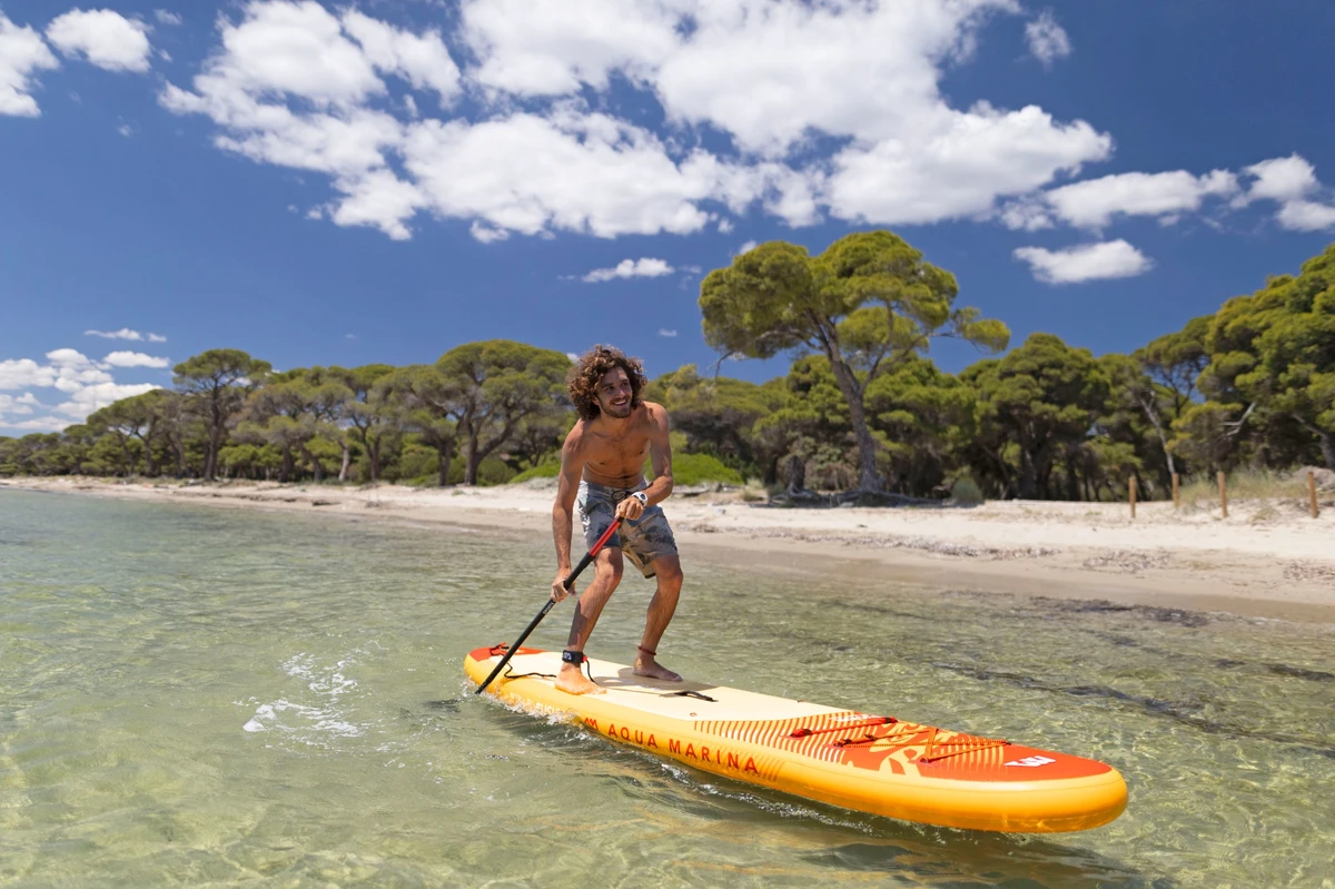 deska SUP Aqua Marina Fusion 2026 – zdjęcie lifestyle na plaży