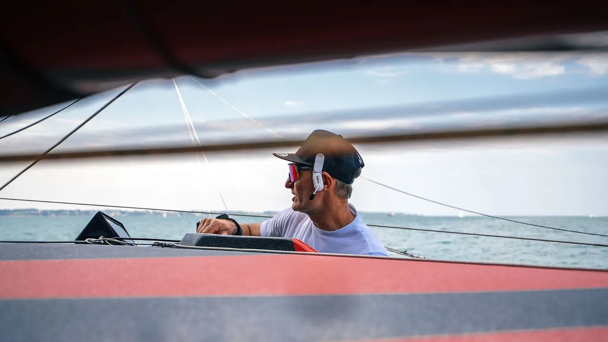 Zdjęcie sternika z intercomem Sena Nautitalk Crew  na uchu