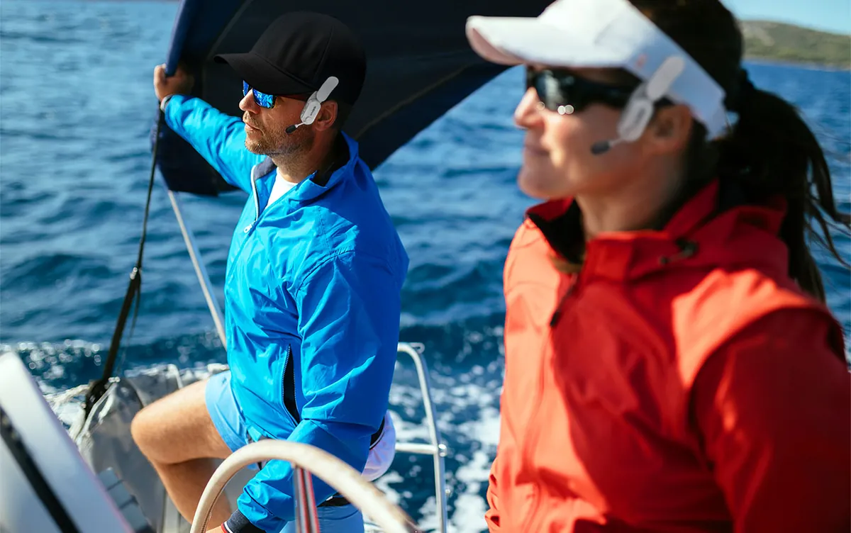 Załoga na jachcie z intercomami Sena