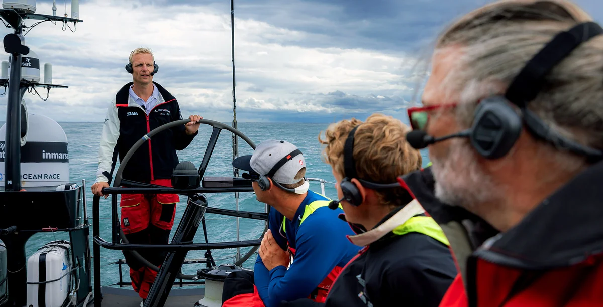 Załoga regatowa korzystająca z interkomu Sena Nautitalk Bosun przy sterze jachtu