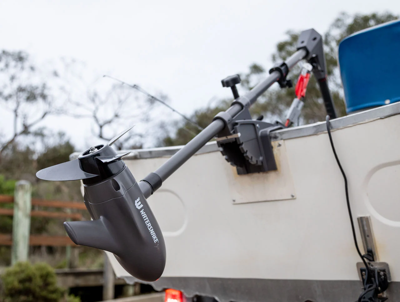 Silnik Watersnake Prime Brushless 70 lbs zamontowany na pawęży łodzi