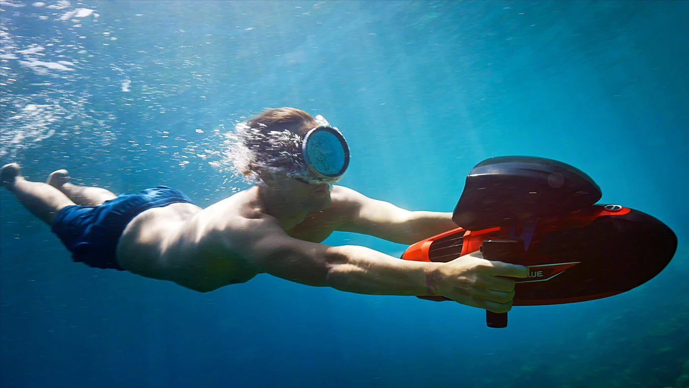 Skuter podwodny Sublue Vapor - zdjęcie lifestyle w użyciu w pod wodą