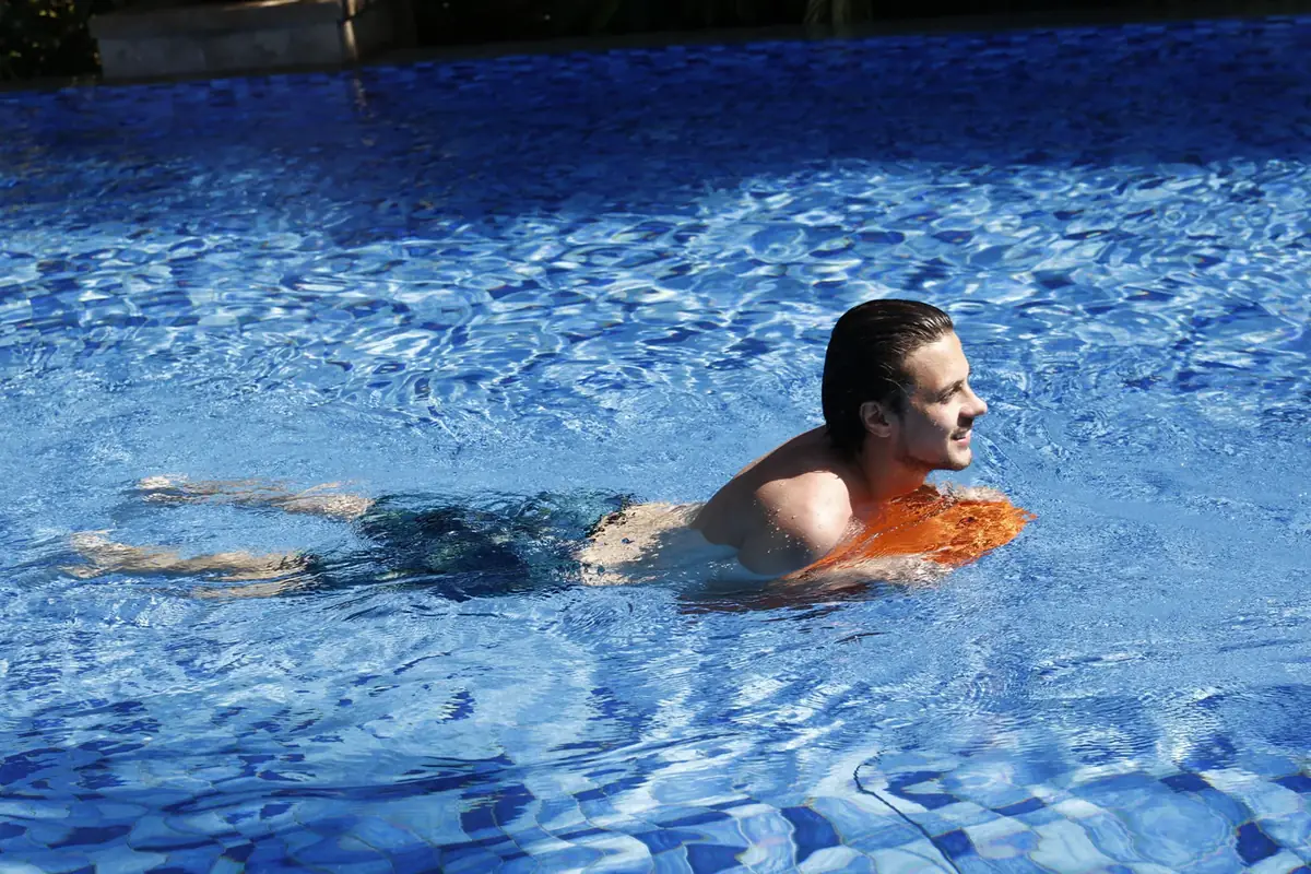 Deska do pływania z napędem elektrycznym Swii - mężczyzna pływa w basenie z deską