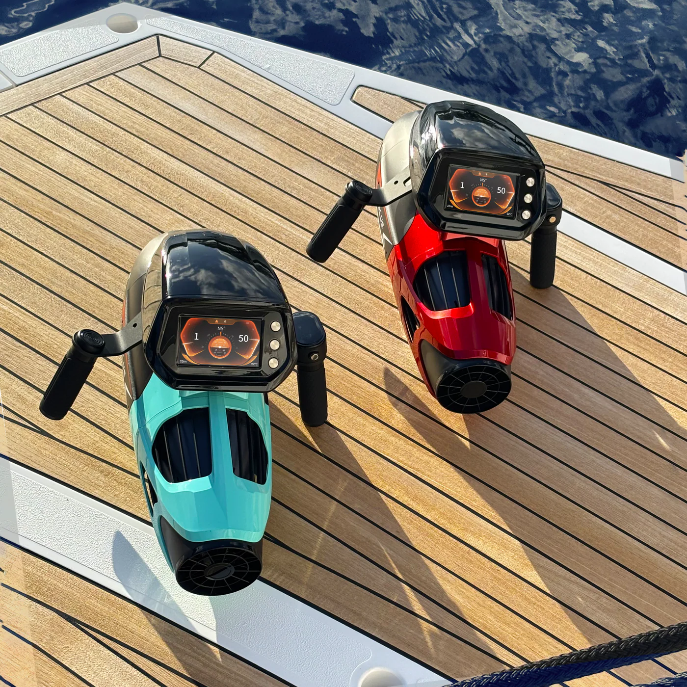 Skutery podwodne - jacht toys dwa warianty kolorystyczne leżące na decku jachtu