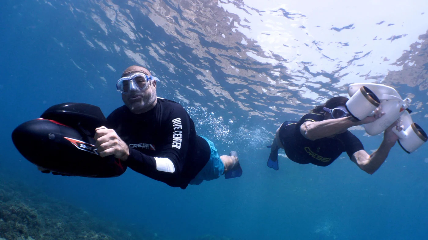 Para nurkująca ze skuterami Sublue Vapor i Mix