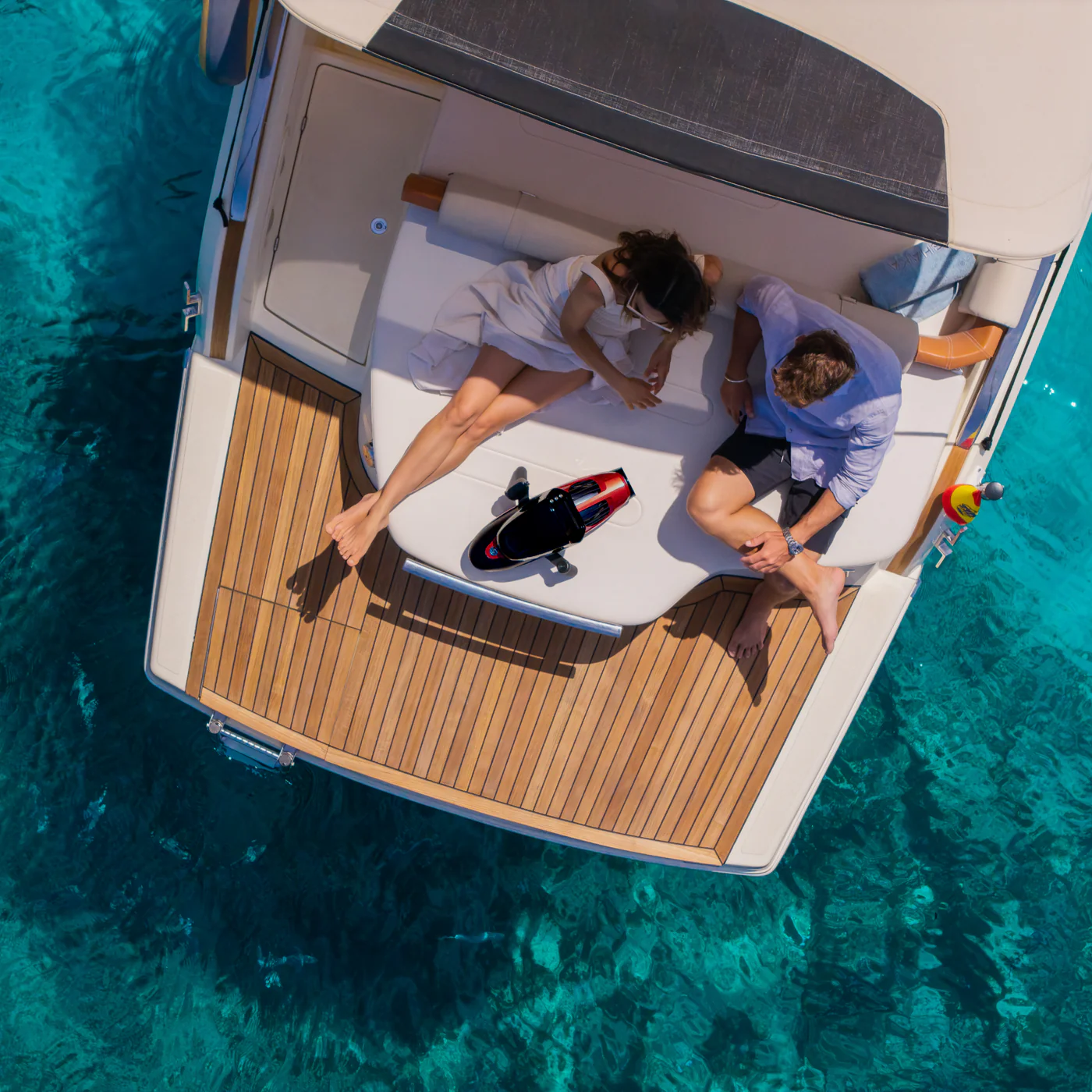 Yacht toys - skuter podwodny Vapor SUBLUE - para leżąca na jachcie, na rufie skuter nurkowy Vapor