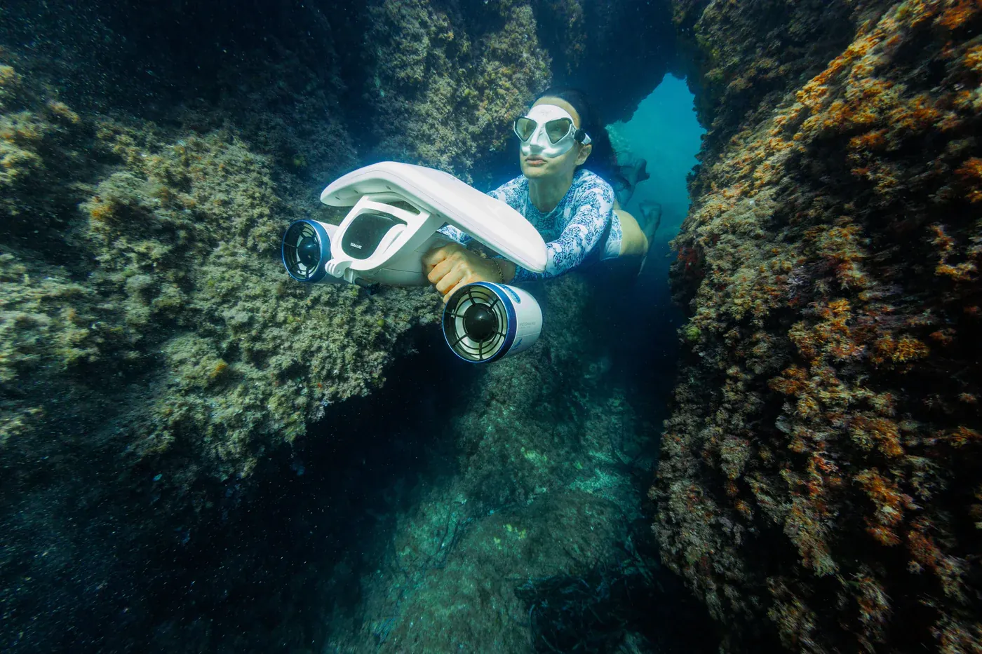 Skuter podwodny SUBLUE Mix (WhiteShark) – przepływ w szczelinie skalnej, widoczny podwójny napęd