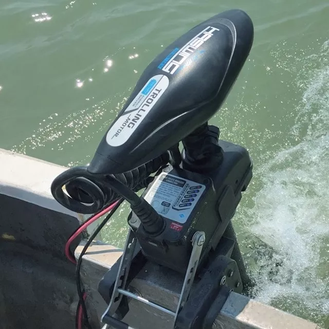 Silnik elektryczny do trollingu Haswing Cayman 55T 12V 55lbs - zamontowany na pawęży łodzi
